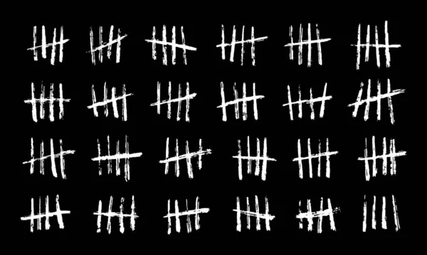 墙上的分数 监狱日计数监狱散列符号 画有斜线的矢量手绘粉笔线 在黑色黑板背景上 一元数系统上 分成四组 — 图库矢量图片