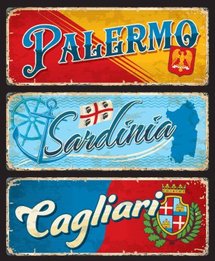 Palermo, Sardinya ve Cagliari İtalyan seyahat etiketleri ve plakaları. İtalyan şehirleri ve ada grunge kartpostal, harita siluetli vektör teneke tabelalar, Arms Coat. Avrupa bölgeleri vintage plakalar