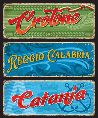 Crotone, Reggio Calabria ve Catania seyahat etiketleri ve plakaları. İtalyan şehirleri teneke tabelalar veya grunge vektör pankartları. Avrupa, klasik tipografi, süsler ve Arms Paltosu ile bölge plakalarını dolaşır