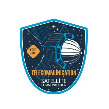 Uzay yıldızlarının telekomünikasyon uydu vektör ikonu ve güneş panelleri olan yapay uydu. İletişim teknolojisinin izole kalkan rozeti, radyo yayını, internet ve televizyon tasarımı