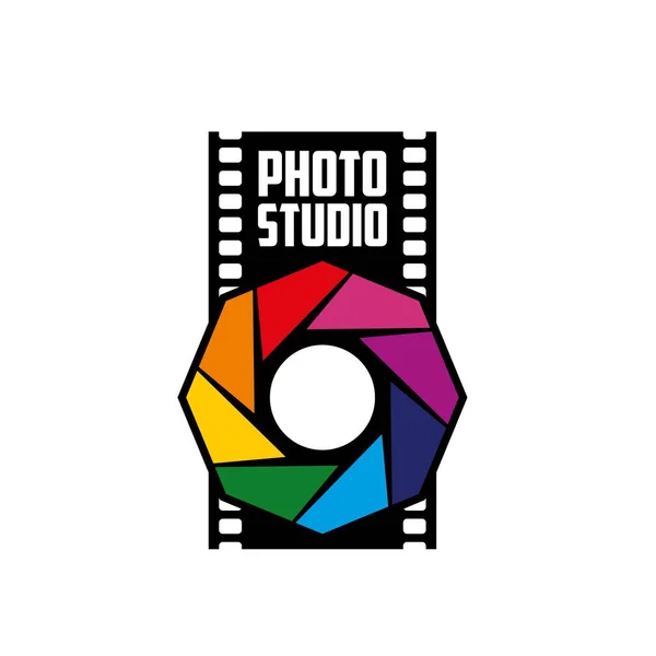 虹色と黒フィルムストリップのカメラダイヤフラムと写真スタジオのアイコン フォトグラフィースタジオ フォトセンター またはフォトグラファーワークショップは フォトグラファーの光学機器と隔離されたシンボル — ストックベクタ