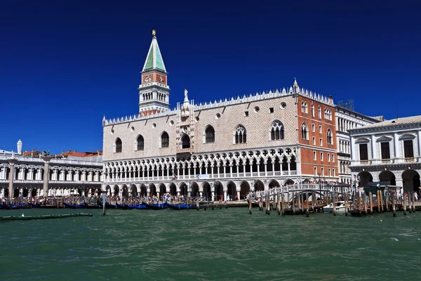 Campanile e doge palácio — Fotografia de Stock