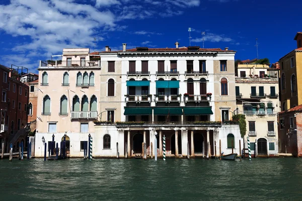 Bellissimi edifici sul canale principale di Venezia — Foto Stock