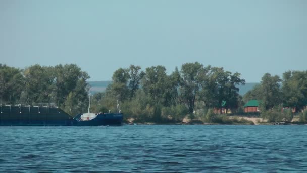 Barge at the Volga river — Stock Video