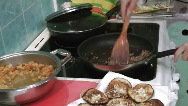 Приготування м'яса сітки — стокове відео