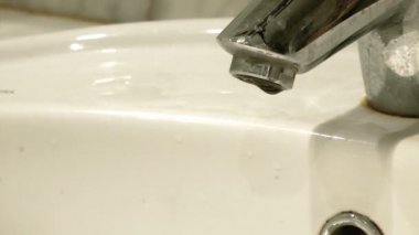 küveti akan su. Leaky Musluk.
