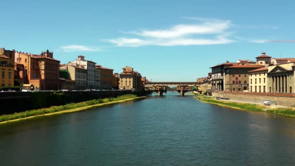 Ponte (ponte) Vecchio em Florença no rio Arno. Itália. A Europa . — Vídeo de Stock