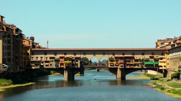 Ponte(Bridge) vecchio in florence op de rivier arno. Italië. Europa. — Stockvideo