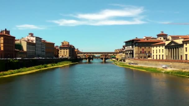 Ponte(Bridge) vecchio in florence op de rivier arno. Italië. Europa. — Stockvideo