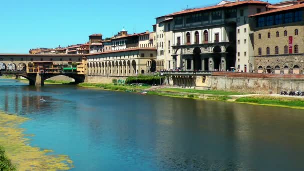 Ponte(Bridge) vecchio we Florencji na rzekę arno. Włochy. Europa. — Wideo stockowe