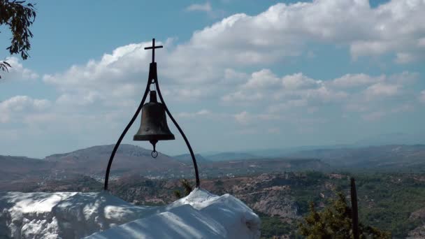 Bell a kříž na vrcholu tsampika kaple. Rhodos. Řecko. — Stock video