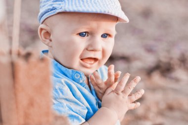 kumlu sahilde oynarken sevimli çocuk