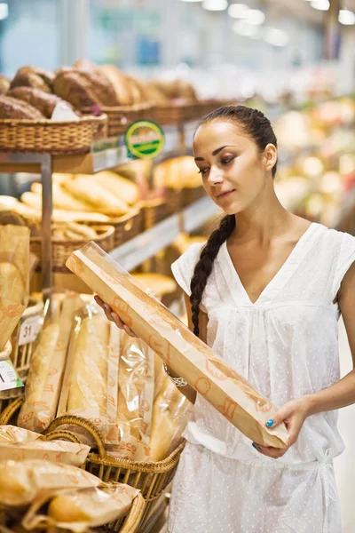 Frauen wählen frisch gebackenes Brot lizenzfreie Stockbilder