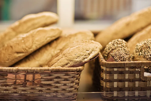 baked bread in basket. series — 图库照片