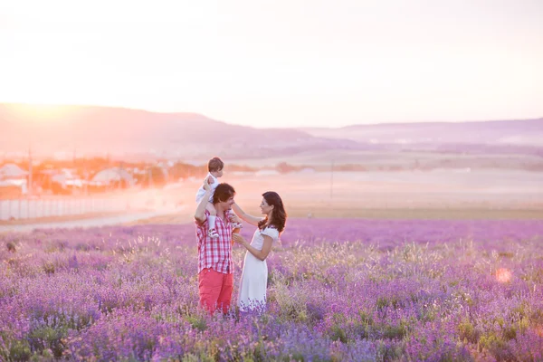 Šťastná rodina se baví na levandulovém poli — Stock fotografie