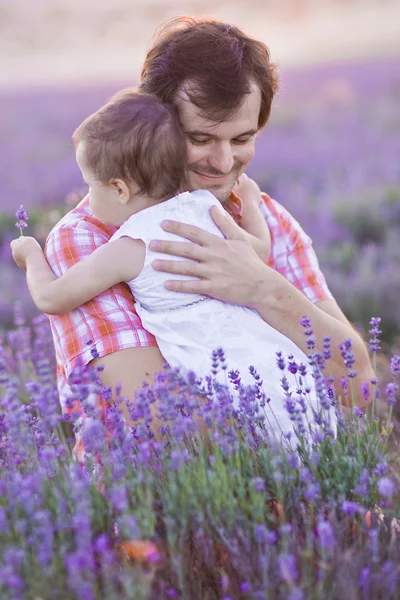 Malá holčička na rameni otce — Stock fotografie