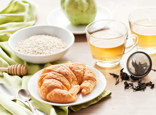 Sağlıklı Kahvaltı: ay çöreği, püresi ve yeşil çay — Stok fotoğraf
