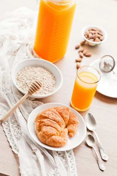 Desayuno saludable: croissant, gachas y zumo de naranja —  Fotos de Stock