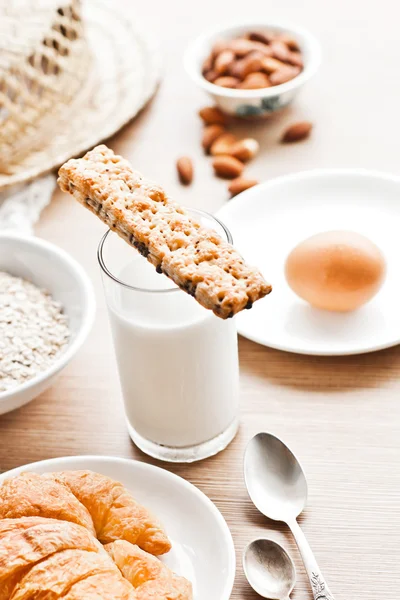Sağlıklı Kahvaltı: ay çöreği, yulaf lapası, badem ve süt — Stok fotoğraf