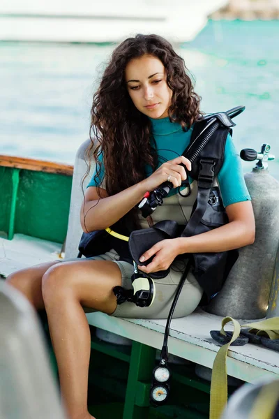 Hermosa mujer chequeando buceo. equipo de buceo —  Fotos de Stock