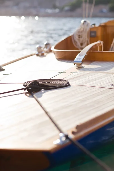 Bella barca a vela in legno sul mare blu oceano — Foto Stock