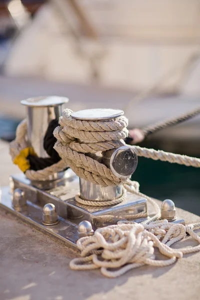 White rope securing boat to wooded dock — Stock Photo, Image