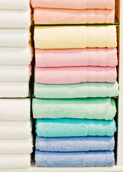 Serviettes de bain propres colorées — Photo