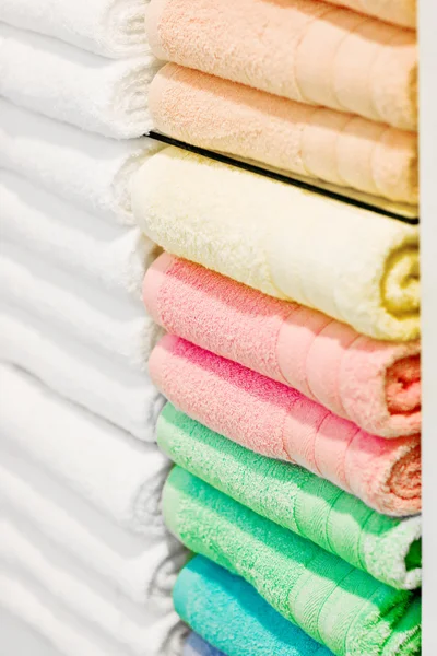 Toalhas de banho coloridas limpas — Fotografia de Stock