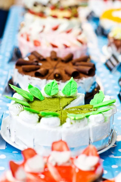 Bunte schöne Torte mit Früchten und Schokolade — Stockfoto