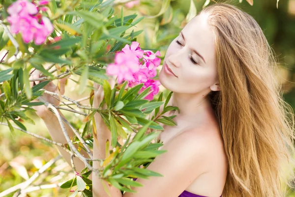 開花の木と美しい女性 — ストック写真