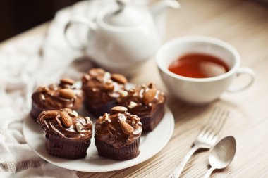 Kara Orman kek bademli