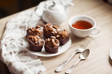 Kara Orman kek bademli