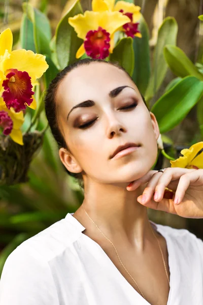 Joven hermosa mujer con corona amarilla de orquídeas —  Fotos de Stock