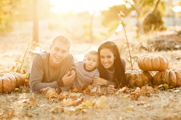 Familia feliz con calabaza en otoño —  Fotos de Stock