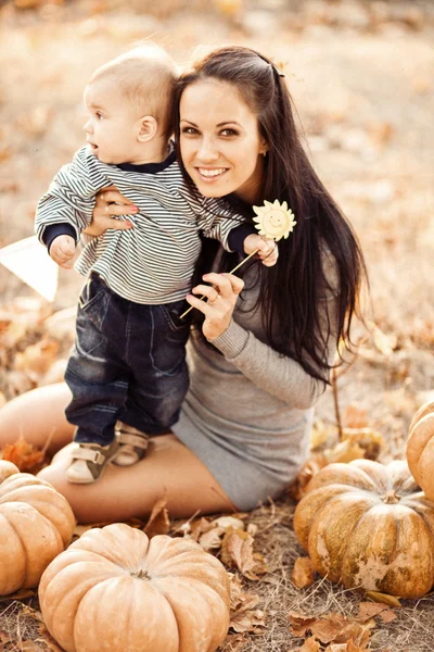 Щаслива сім'я з гарбузом восени — стокове фото