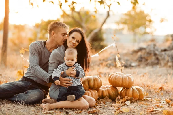 Bonne famille avec citrouille en automne — Photo