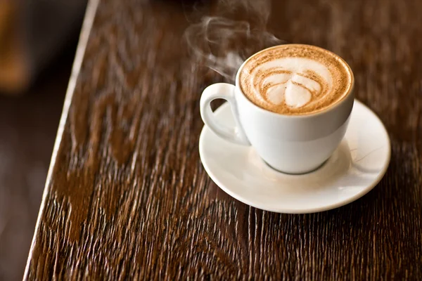 Café con leche sobre una mesa de madera — Foto de Stock