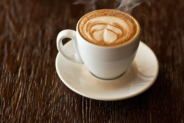 Café con leche sobre una mesa de madera — Foto de Stock