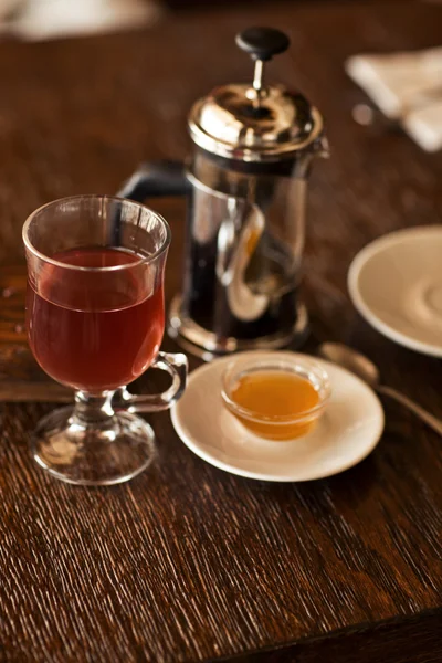 赤い蜂蜜とお茶の木のテーブルに。コラージュ — ストック写真