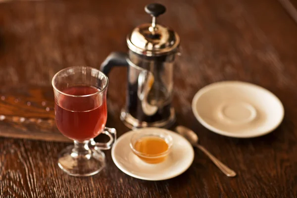 赤い蜂蜜とお茶の木のテーブルに。コラージュ — ストック写真