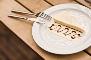 çikolata soslu vanilyalı cheesecake