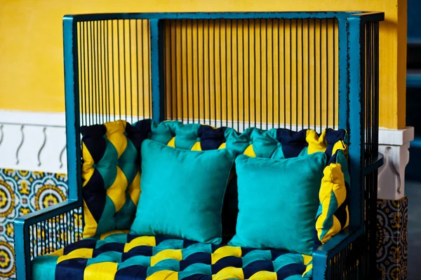 Желтый и синий диван — стоковое фото