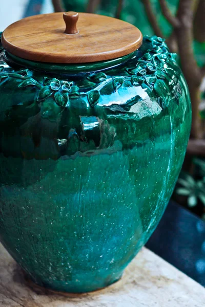 陶製の花瓶で飾るシティ ガーデン — ストック写真