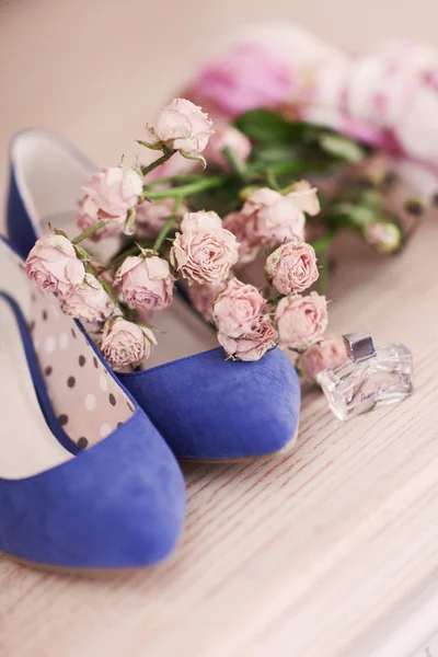 Vinatagem sapatos e flores azuis — Fotografia de Stock