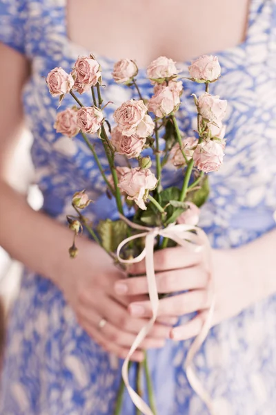 Dry small roses in the woman's hand's — Stock Photo, Image