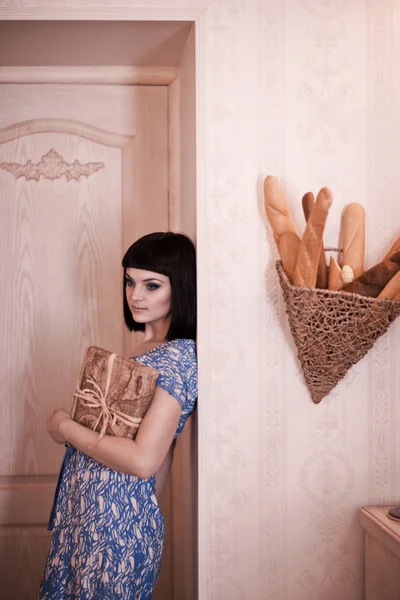 Frau hält frisch gebackenes Brot in der Hand lizenzfreie Stockfotos