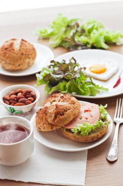 hamburger, çay, yumurta ve yeşil salata ile Servis Kahvaltı