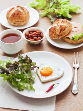 Fried Sevgililer günü için kalp şeklinde tost salata ile yumurta