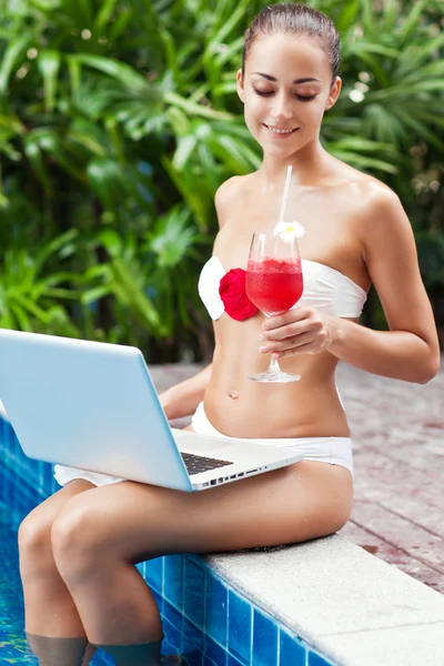 Fiatal nő laptop a medence mellett pihentető — Stock Fotó