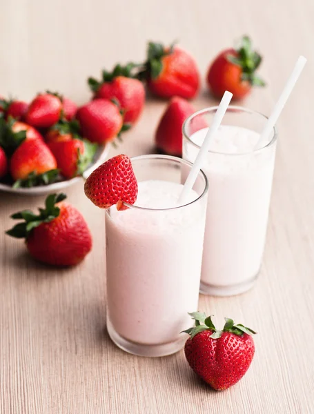 Färska jordgubbar mjölk shake i ett glas — Stockfoto